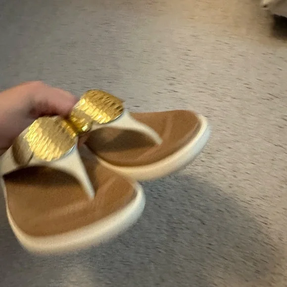 Crocs Women's White and Gold Sandals- Size 7- Like New - Picture 7 of 8
